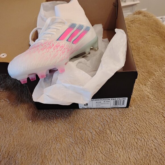 Size 8 brand new soccer cleats - Picture 3 of 3
